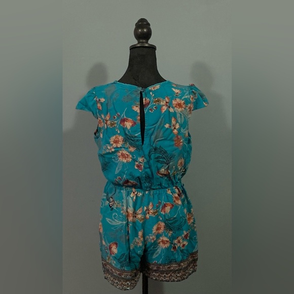 Francesca’s Collection Romper. Large. Belt is missing. - Picture 2 of 14